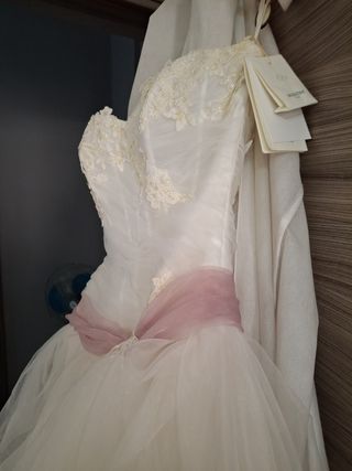Abito da sposa mai usato con etichetta
