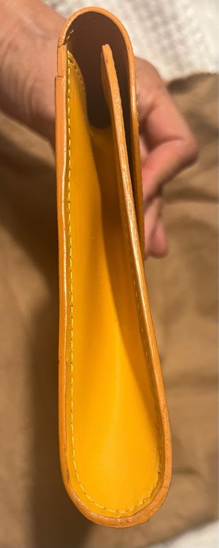 Clutch Amarillo Louis Vuitton