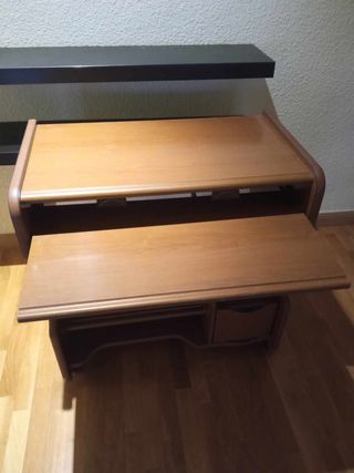 Escritorio con bandeja de teclado y cajones