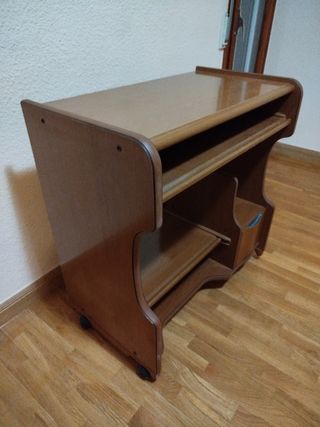 Escritorio con bandeja de teclado y cajones