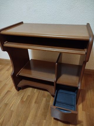 Escritorio con bandeja de teclado y cajones