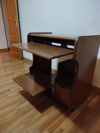 Escritorio con bandeja de teclado y cajones