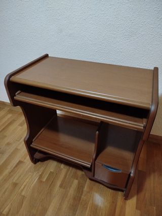 Escritorio con bandeja de teclado y cajones