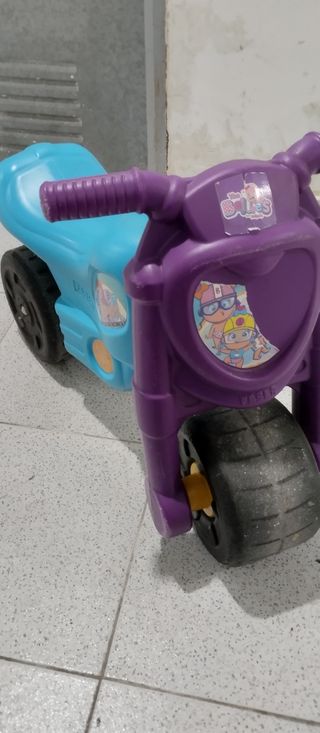Moto azul correpasillos infantil