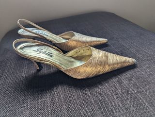 Zapatos dorados fiesta