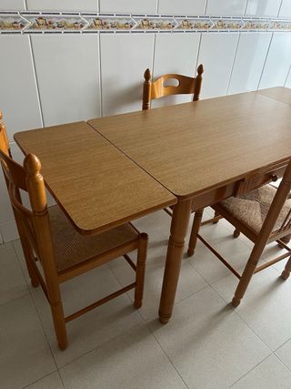 Conjunto mesa y 4 sillas