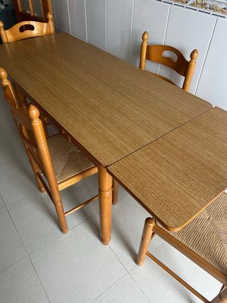 Conjunto mesa y 4 sillas