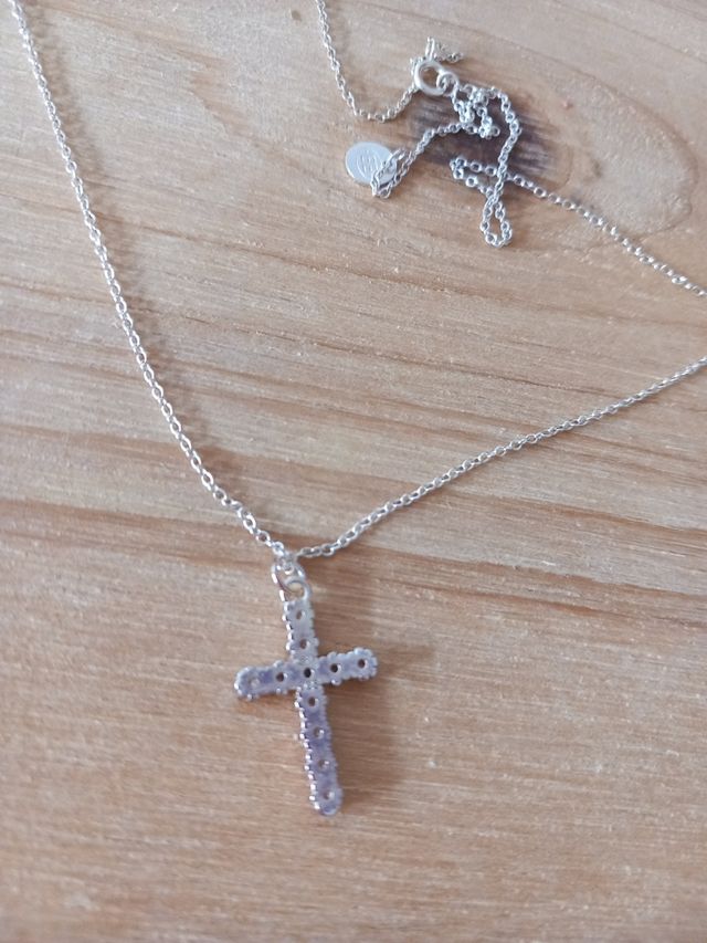Cruz de plata con brillantes y cadena