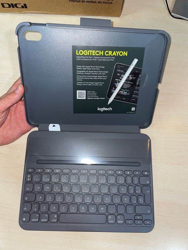 Funda con teclado Logitech Slim Folio para iPad