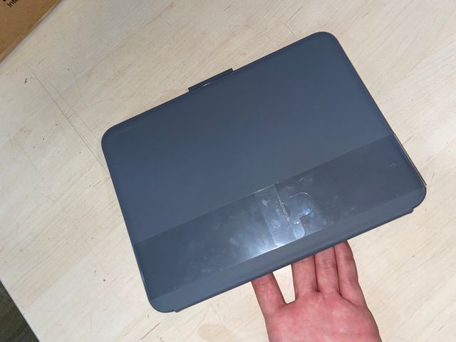 Funda con teclado Logitech Slim Folio para iPad