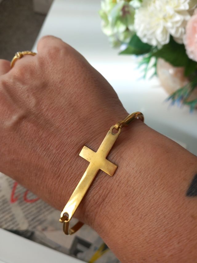 Brazalete cruz acero dorado