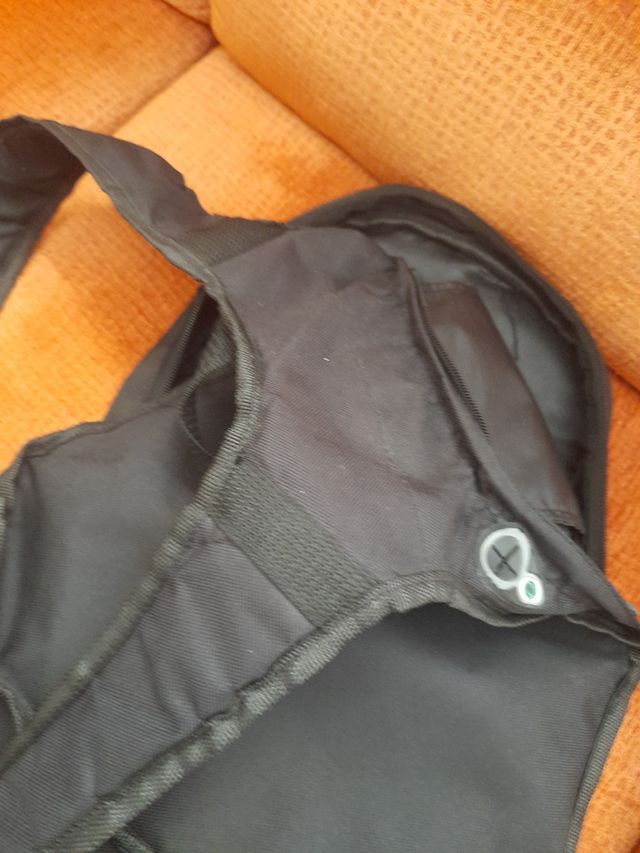Mochila negra. Ideal para senderismo .