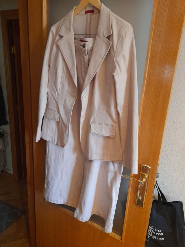 Chaqueta beige es conjunto con falda lar