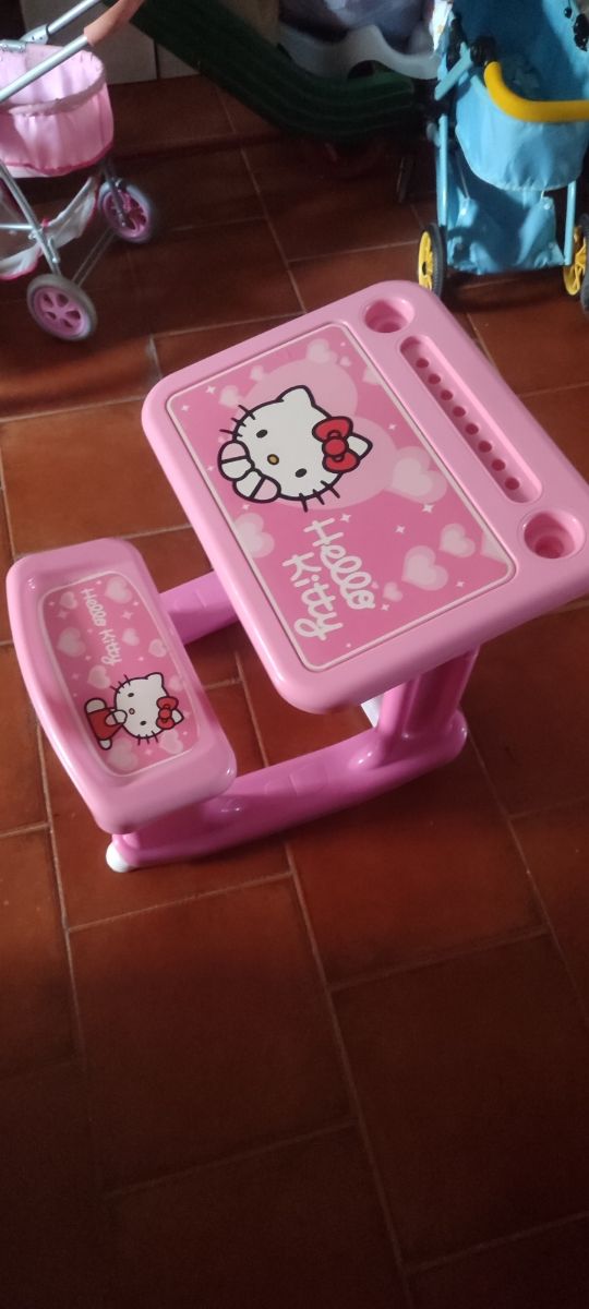 Mesita hello Kitty