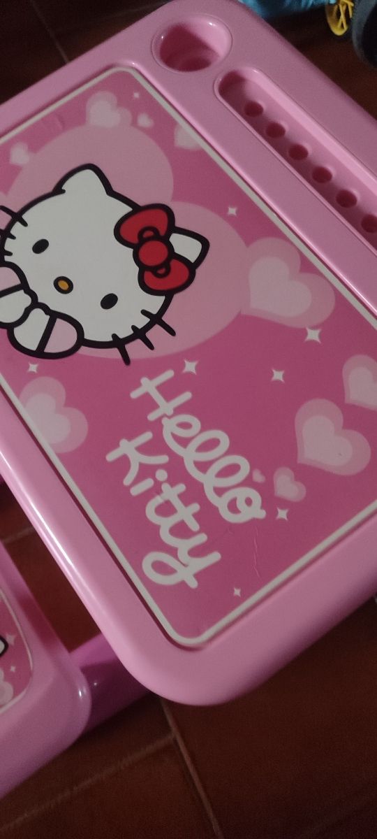 Mesita hello Kitty