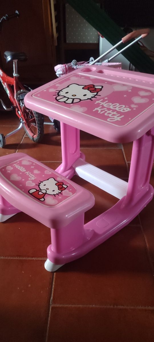 Mesita hello Kitty