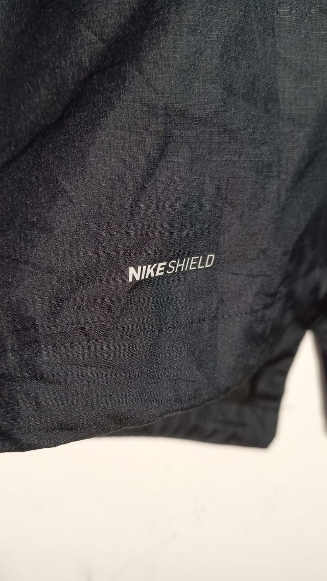 Cortavientos Nike Shield.