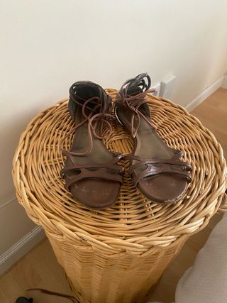 Sandalia romana marrón