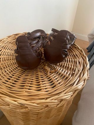 Sandalia romana marrón