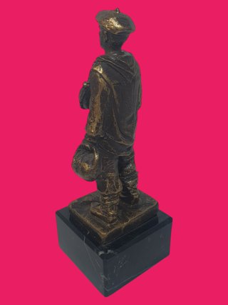 TROFEO CON FIGURA DE CELEDON 16 CENTIMETROS