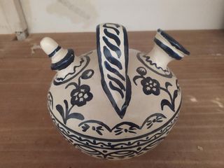 Botijo de barro rojo.