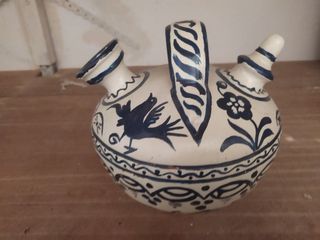 Botijo de barro rojo.