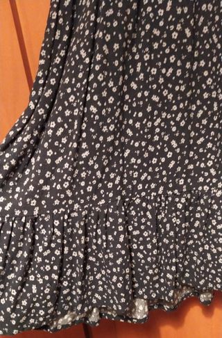 Vestido azul marino de flores, corte babydoll.