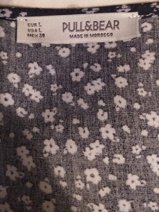 Vestido azul marino de flores, corte babydoll.