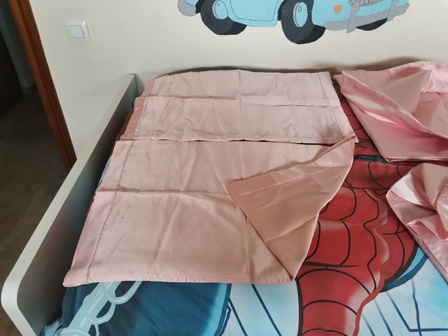 Sábana de raso rosa y otra azul para cama 135.