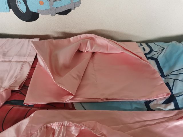 Sábana de raso rosa y otra azul para cama 135.
