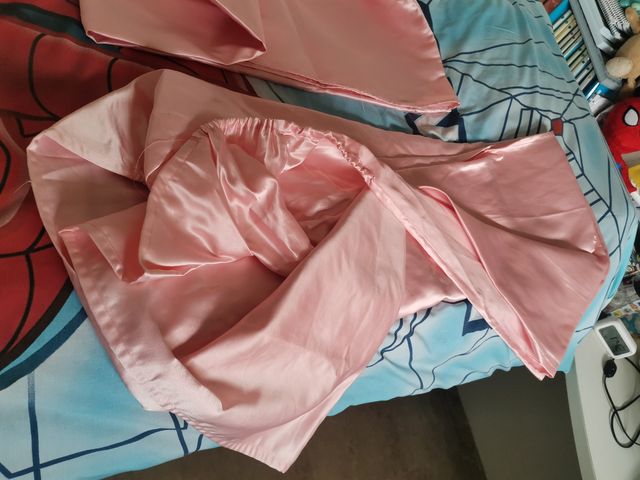 Sábana de raso rosa y otra azul para cama 135.