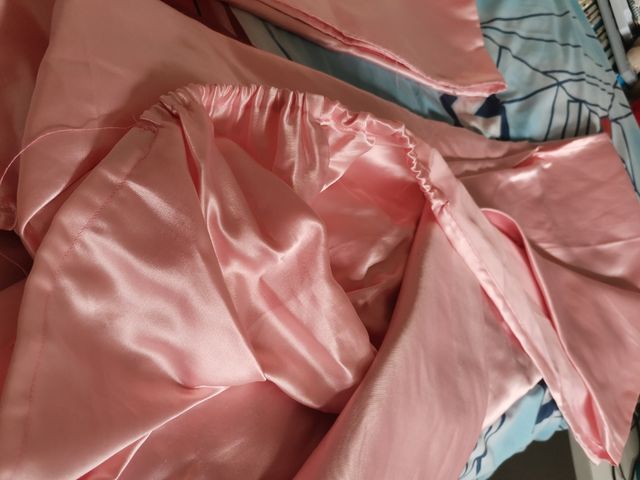 Sábana de raso rosa y otra azul para cama 135.