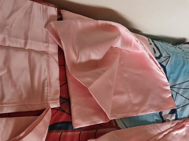 Sábana de raso rosa y otra azul para cama 135.