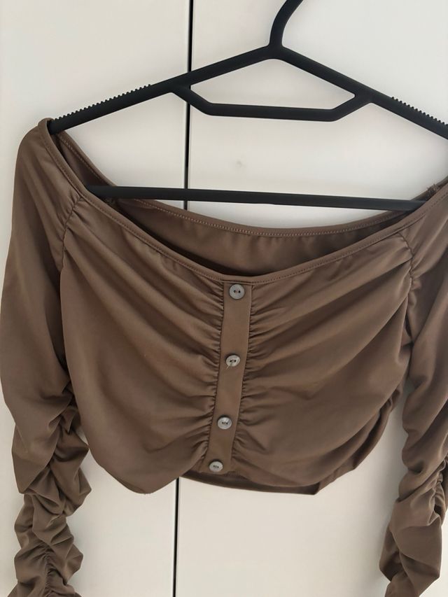 Top manga larga marrón