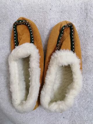 Zapatillas tipo mocasin.