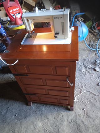 Maquina coser mueble madera eléctrica.