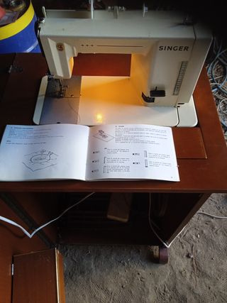 Maquina coser mueble madera eléctrica.