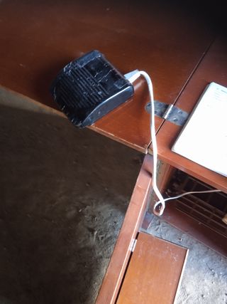 Maquina coser mueble madera eléctrica.