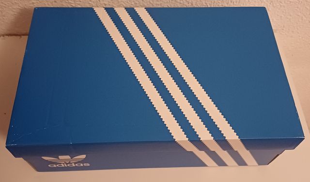 Caja ADIDAS talla 40
