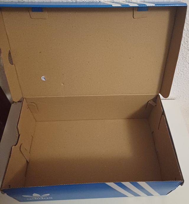 Caja ADIDAS talla 40