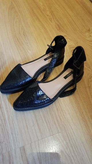 Sandalias negras piel Talla 39 Uterqüe