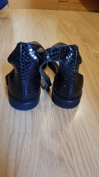 Sandalias negras piel Talla 39 Uterqüe
