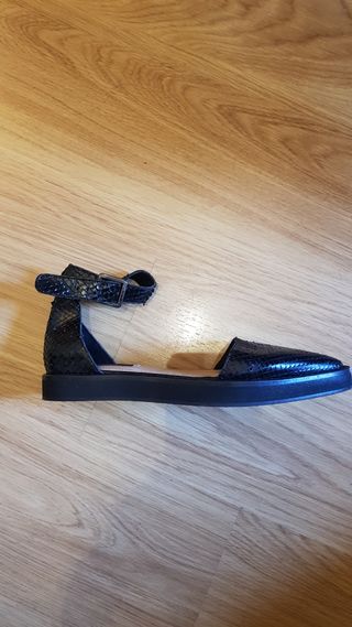 Sandalias negras piel Talla 39 Uterqüe