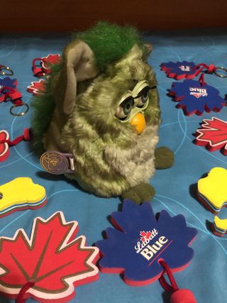 Furby originale. + 29 portachiavi brandizzati