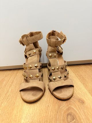 Sandalia romana de tacon beige Maripaz