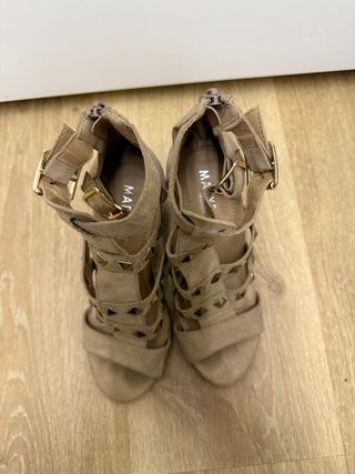 Sandalia romana de tacon beige Maripaz