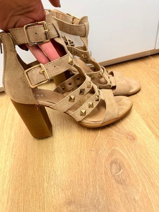 Sandalia romana de tacon beige Maripaz