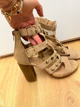 Sandalia romana de tacon beige Maripaz
