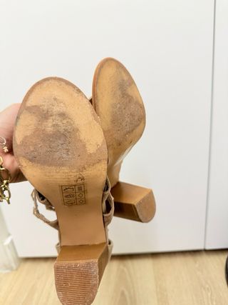 Sandalia romana de tacon beige Maripaz