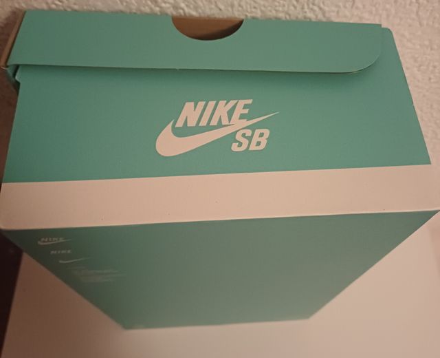 Caja NIKE SB talla 44